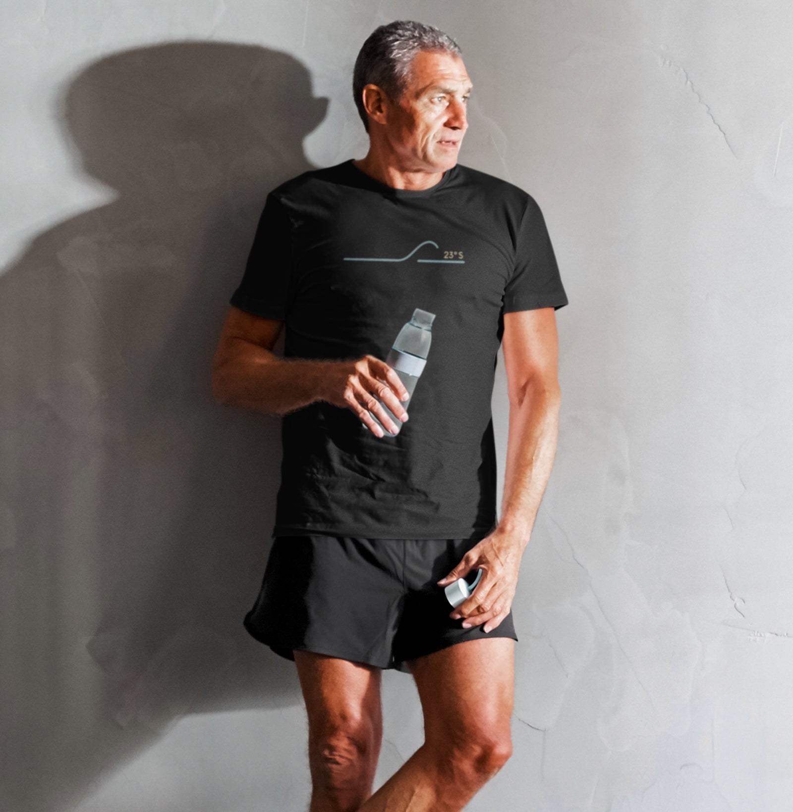 Latitude23 Southwave: camiseta masculina em algodão peruano, traço contínuo inspirado nas ondas do sul e impressão premium Kornit Atlas MAX.