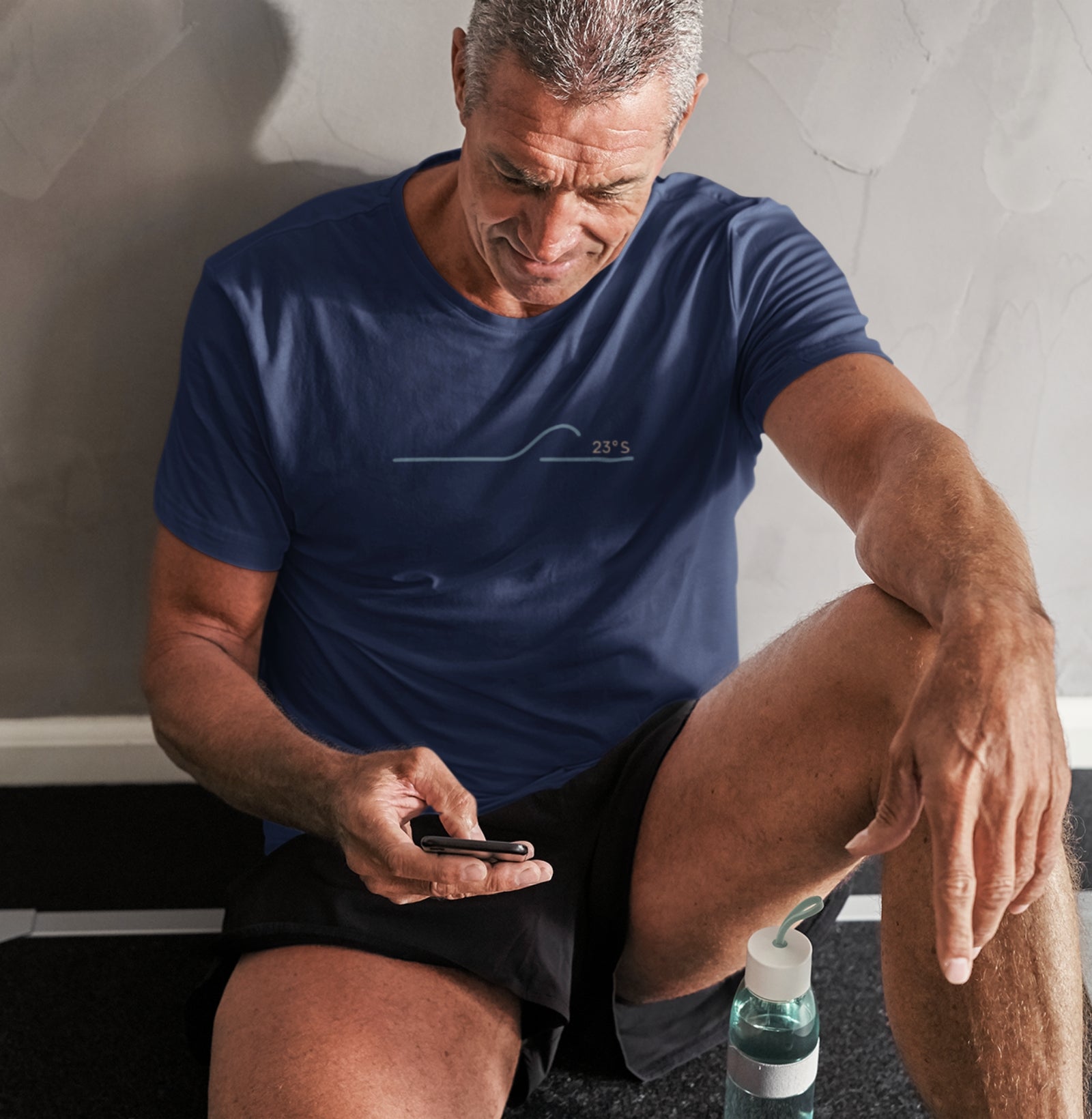 Latitude23 Southwave: camiseta masculina em algodão peruano, traço contínuo inspirado nas ondas do sul e impressão de alta precisão Kornit Atlas MAX.
