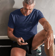 Latitude23 Southwave: camiseta masculina em algodão peruano, traço contínuo inspirado nas ondas do sul e impressão de alta precisão Kornit Atlas MAX.
