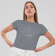 Mulher usando camiseta cinza Between Four Winds da Latitude23, com estampa de bússola minimalista e design náutico que reflete elegância e autenticidade.