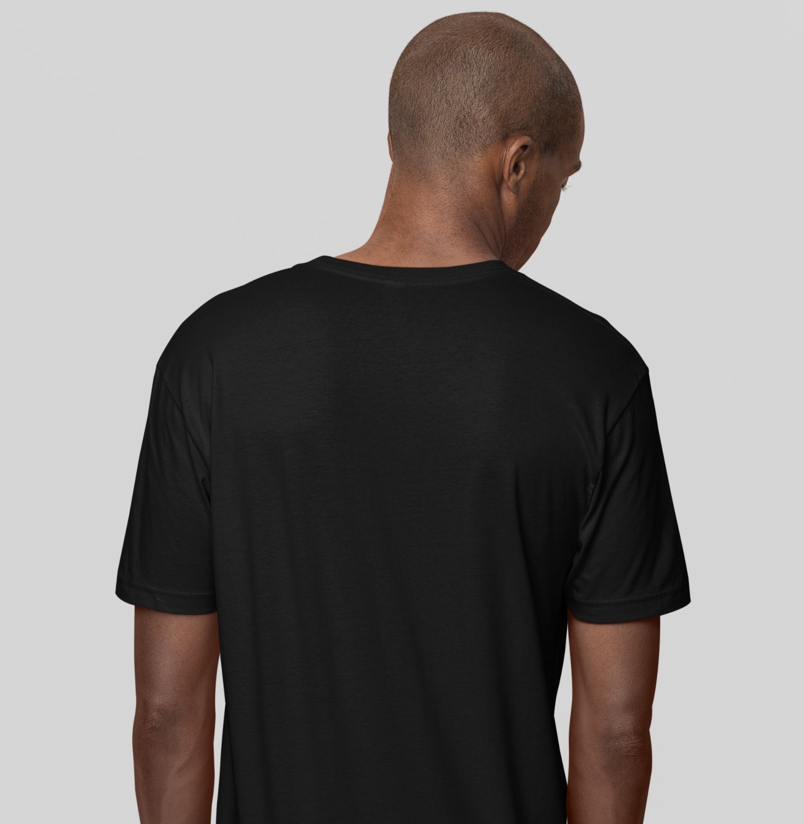 Vista traseira da camiseta preta Between Waves da Latitude23, mostrando o caimento natural, tecido premium e acabamento refinado do design náutico.