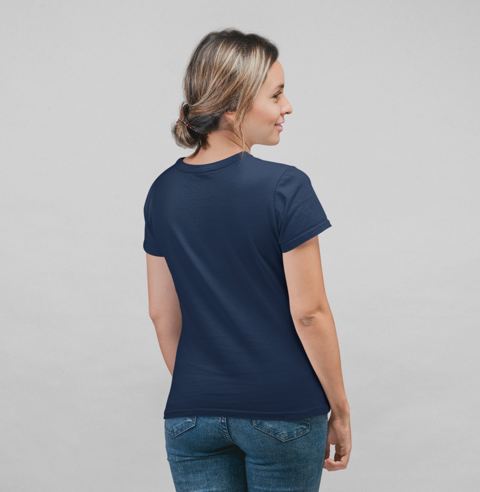 Vista traseira da camiseta azul marinho Blue South da Latitude23, destacando o corte feminino, caimento leve e tecido premium inspirado no estilo náutico.