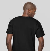 Vista traseira da camiseta preta Coastal Line da Latitude23, mostrando o caimento preciso e o tecido premium com toque suave e estrutura impecável.