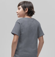 Vista traseira da camiseta infantil cinza First Tide da Latitude23, mostrando o caimento leve, tecido suave e acabamento premium para o dia a dia das crianças.