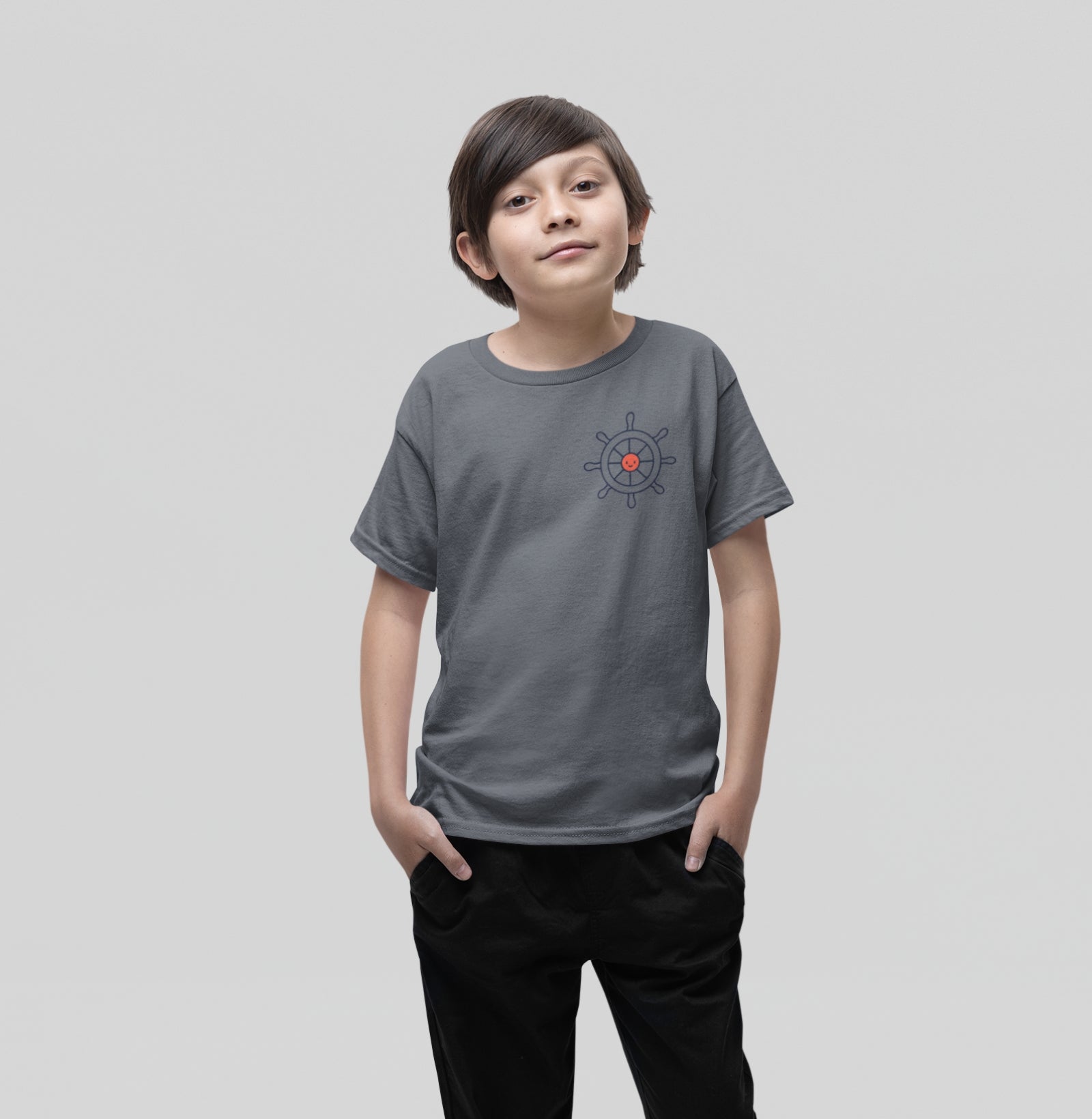 Camiseta infantil cinza First Tide da Latitude23, com estampa de leme náutico minimalista no peito, unindo conforto, leveza e o espírito do mar.