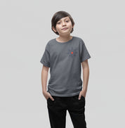 Camiseta infantil cinza First Tide da Latitude23, com estampa de leme náutico minimalista no peito, unindo conforto, leveza e o espírito do mar.