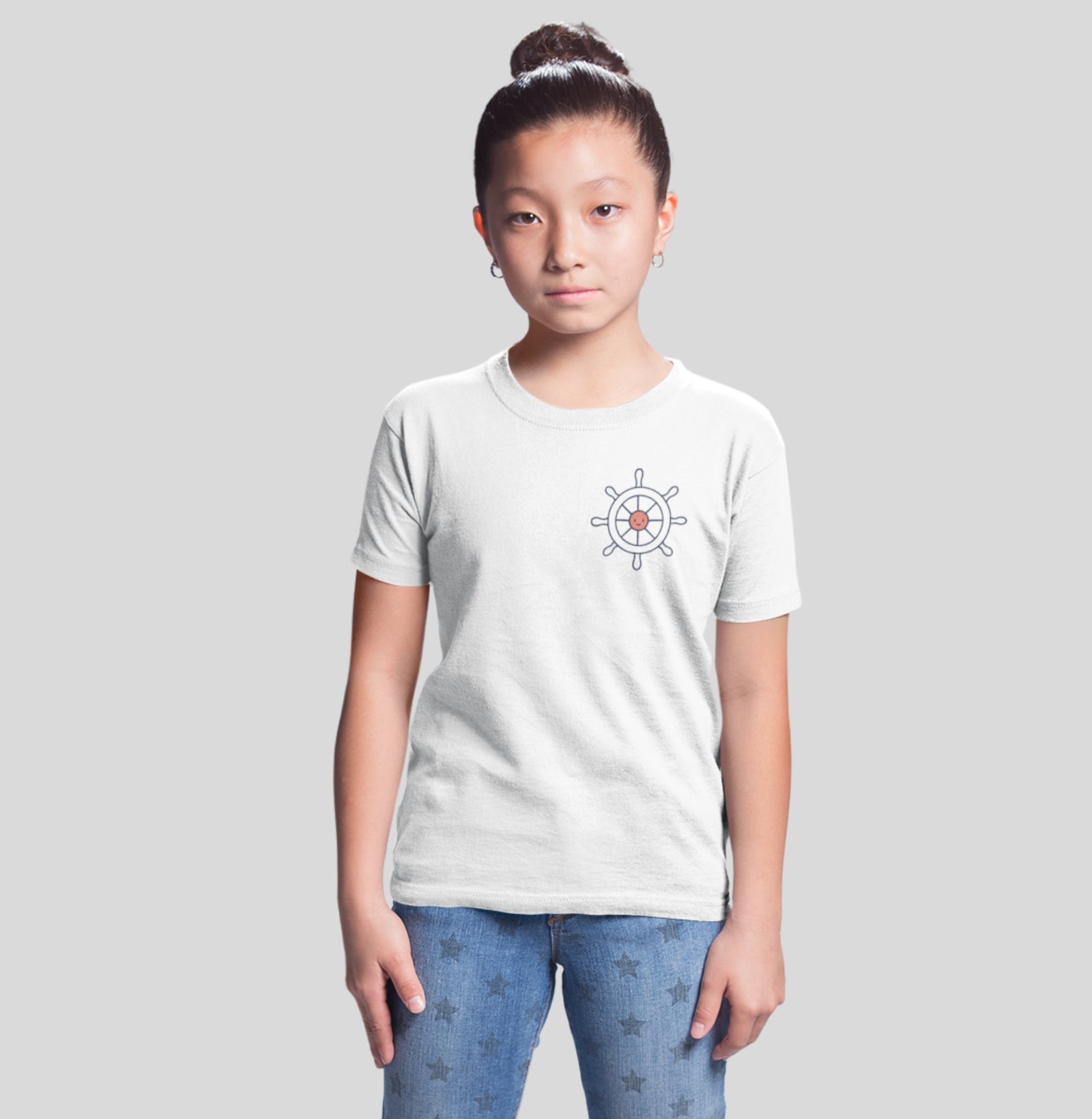 Camiseta infantil branca First Tide da Latitude23, com estampa minimalista de leme náutico no peito, inspirada no universo do mar e nas primeiras aventuras.
