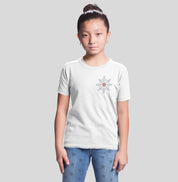 Camiseta infantil branca First Tide da Latitude23, com estampa minimalista de leme náutico no peito, inspirada no universo do mar e nas primeiras aventuras.