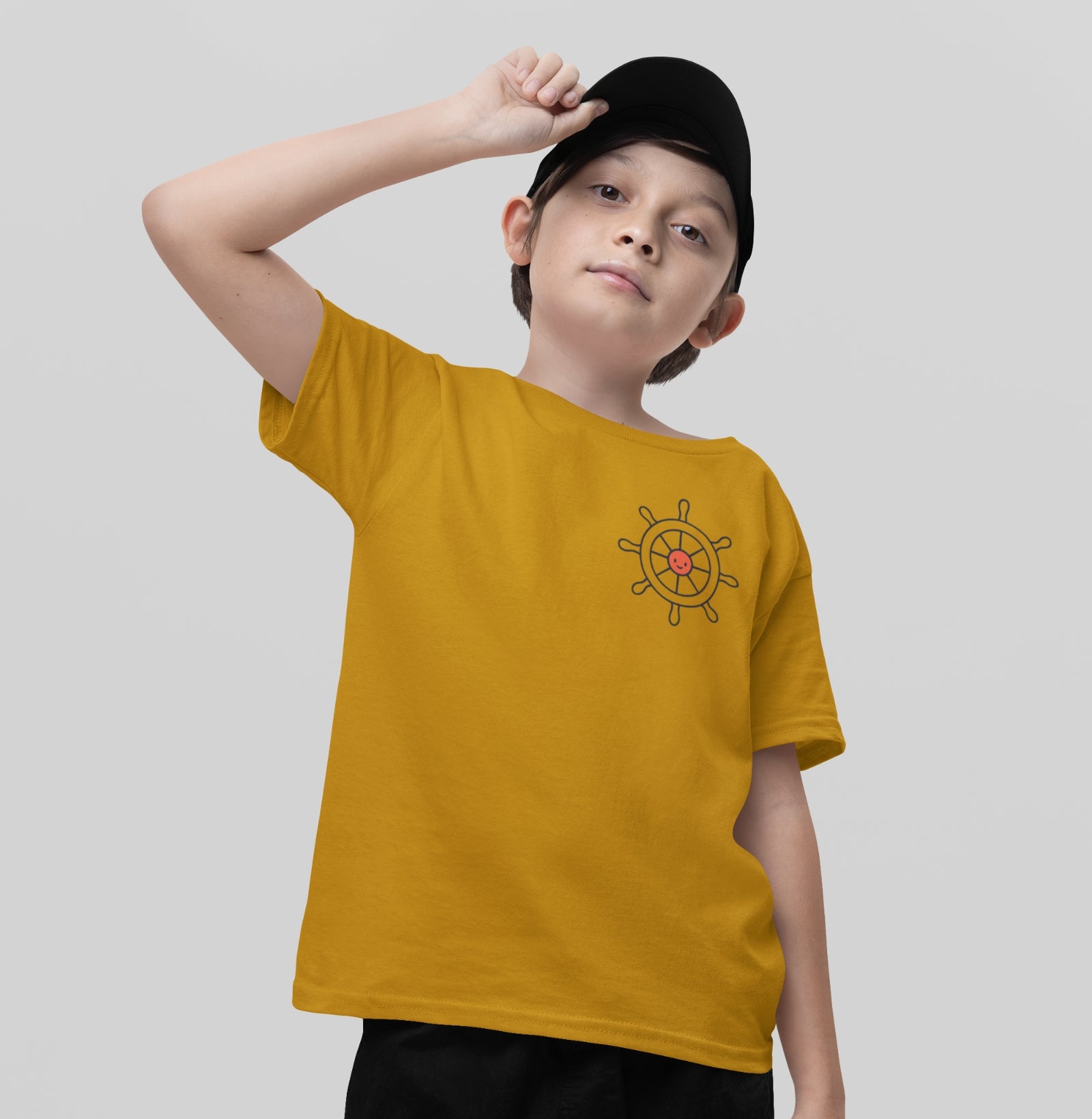 Camiseta infantil amarela First Tide da Latitude23, com estampa de leme náutico minimalista no peito, estilo leve e descontraído para dias de sol.