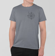 Camiseta cinza Guiding Wind da Latitude23, com estampa de rosa dos ventos no peito, unindo estilo náutico refinado e design minimalista contemporâneo.