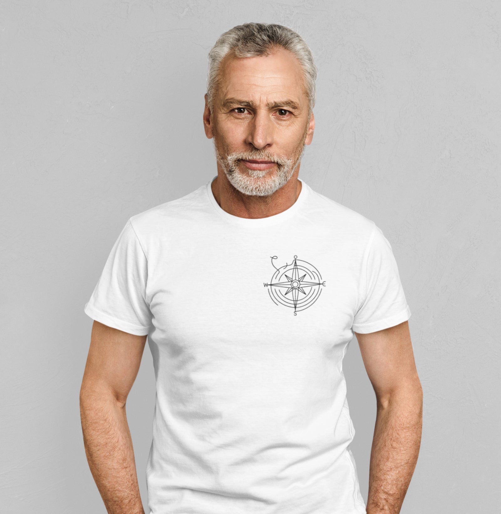 Camiseta branca Guiding Wind da Latitude23 com estampa de rosa dos ventos no peito, representando elegância, direção e autenticidade do lifestyle náutico.