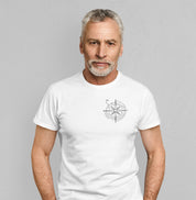 Camiseta branca Guiding Wind da Latitude23 com estampa de rosa dos ventos no peito, representando elegância, direção e autenticidade do lifestyle náutico.