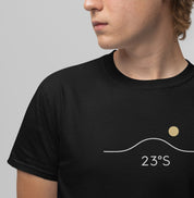 Close-up de homem vestindo a camiseta preta Line Twenty-Three da Latitude23, com estampa minimalista 23°S em linha contínua que representa o Trópico de Capricórnio.