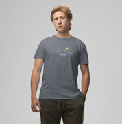 Homem usando camiseta cinza Line Twenty-Three da Latitude23, com estampa minimalista 23°S em linha contínua e sol dourado, simbolizando o equilíbrio do sul.