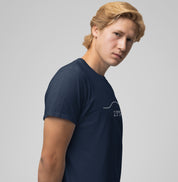Homem vestindo camiseta azul marinho Line Twenty-Three da Latitude23, vista lateral destacando o design minimalista 23°S e o caimento refinado do tecido premium.