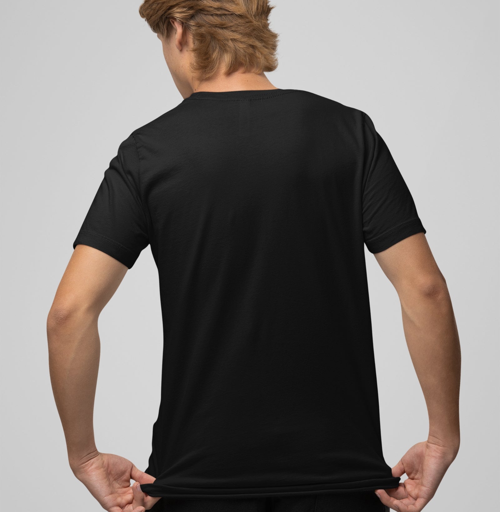Vista traseira da camiseta preta Ocean Frame da Latitude23, destacando o caimento suave, corte moderno e tecido premium inspirado no estilo náutico contemporâneo.