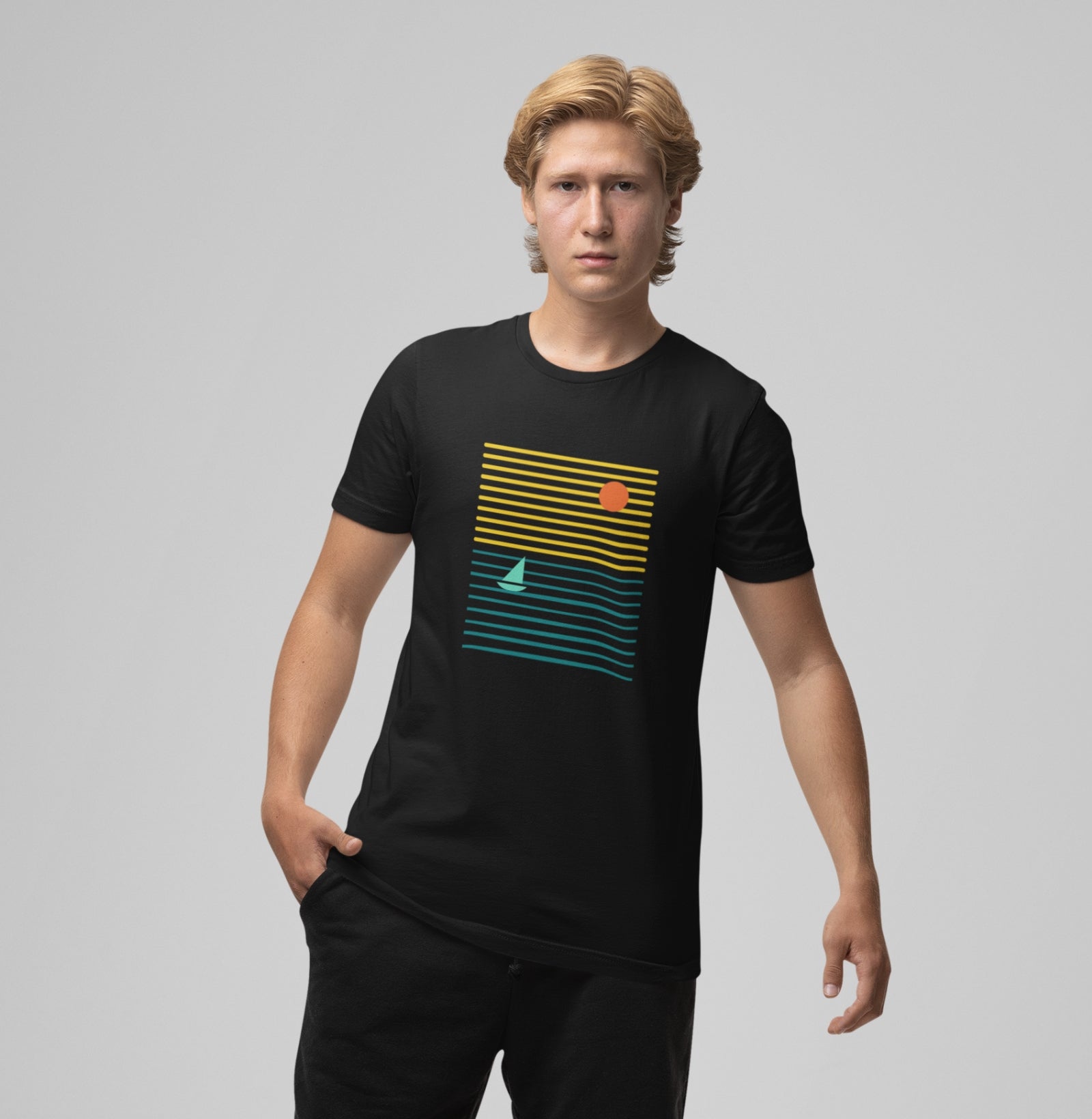 Camiseta preta Ocean Frame da Latitude23 com estampa de listras coloridas, sol laranja e veleiro verde, criando um visual leve e inspirado no mar.