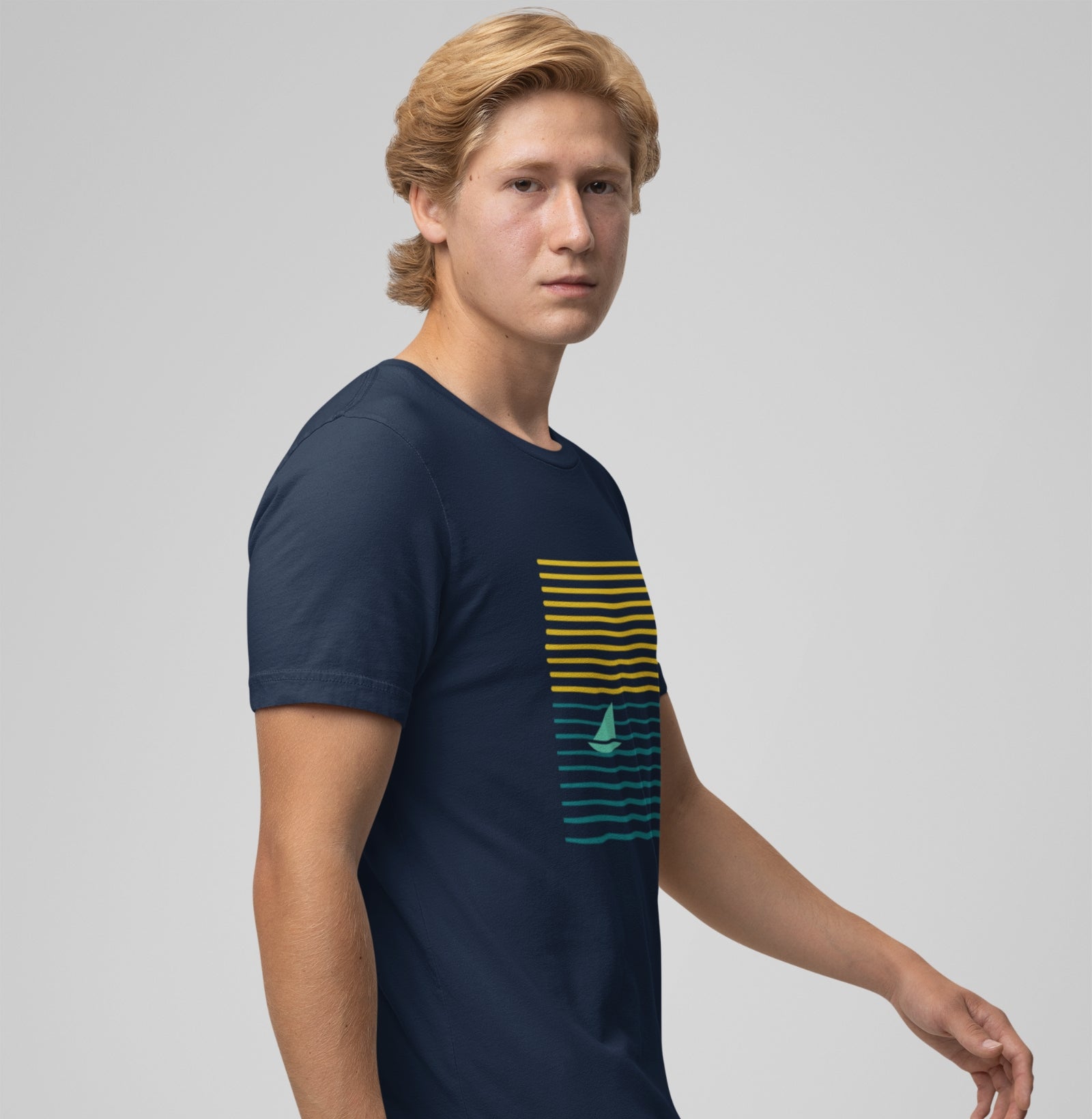 Camiseta azul marinho Ocean Frame da Latitude23 com estampa de listras coloridas, sol laranja e veleiro verde, transmitindo um visual leve e inspirado no mar.