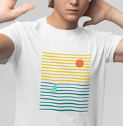 Camiseta branca Ocean Frame da Latitude23 com estampa de listras coloridas, sol alaranjado e veleiro verde, transmitindo leveza e espírito náutico moderno.
