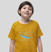 Menino vestindo camiseta amarela Open Horizon da Latitude23, com estampa de barco azul e bandeira vermelha, transmitindo alegria e conexão com o mar.
