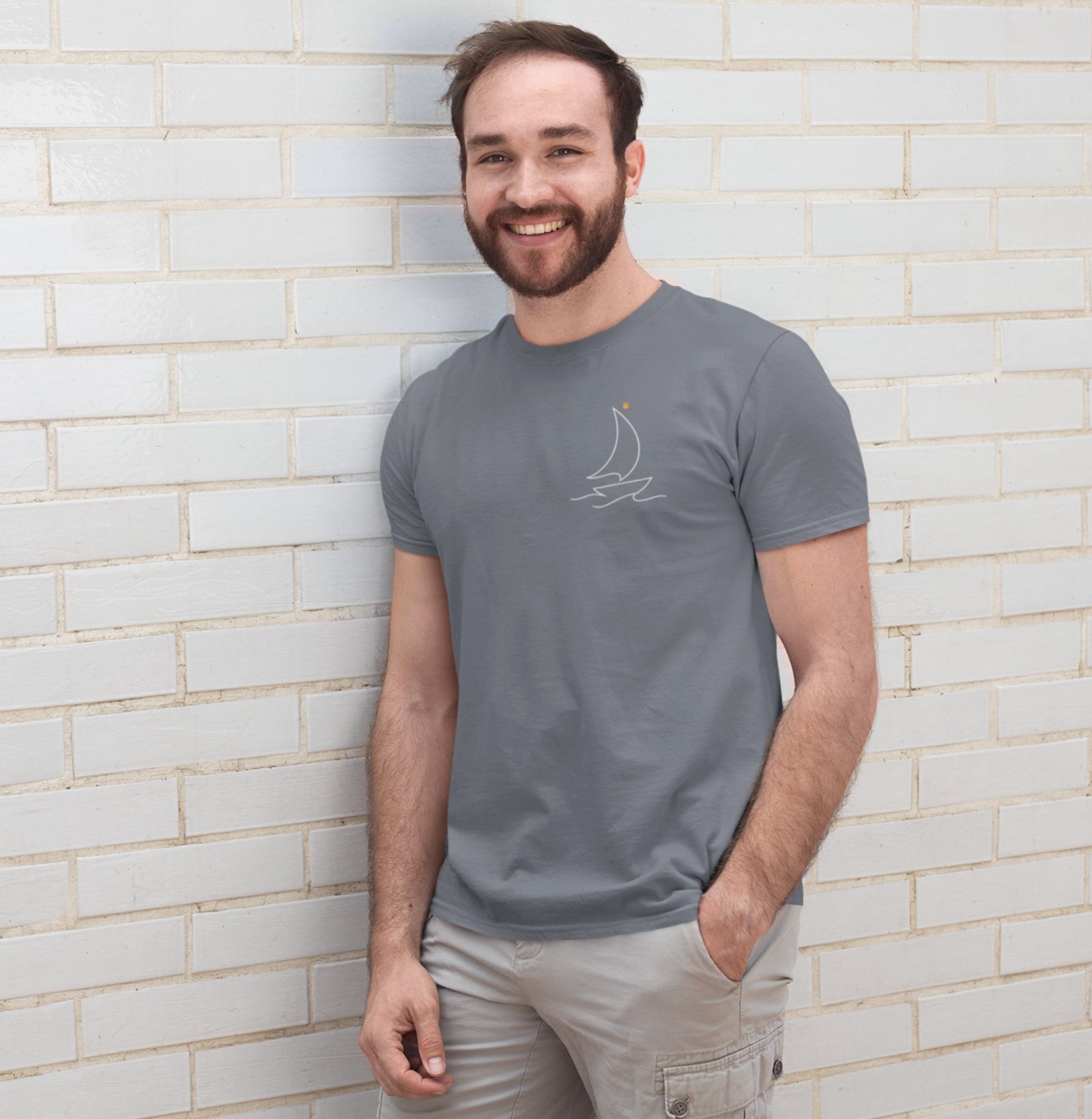 Camiseta cinza Sea Ahead da Latitude23 com design minimalista de veleiro em traço contínuo branco e ponto dourado, perfeita para um estilo náutico casual e elegante.