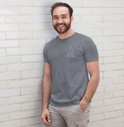 Camiseta cinza Sea Ahead da Latitude23 com design minimalista de veleiro em traço contínuo branco e ponto dourado, perfeita para um estilo náutico casual e elegante.