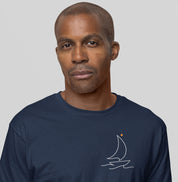 Camiseta azul marinho Sea Ahead da Latitude23 com design minimalista de veleiro em traço contínuo branco e ponto dourado, inspirada na elegância do mar.