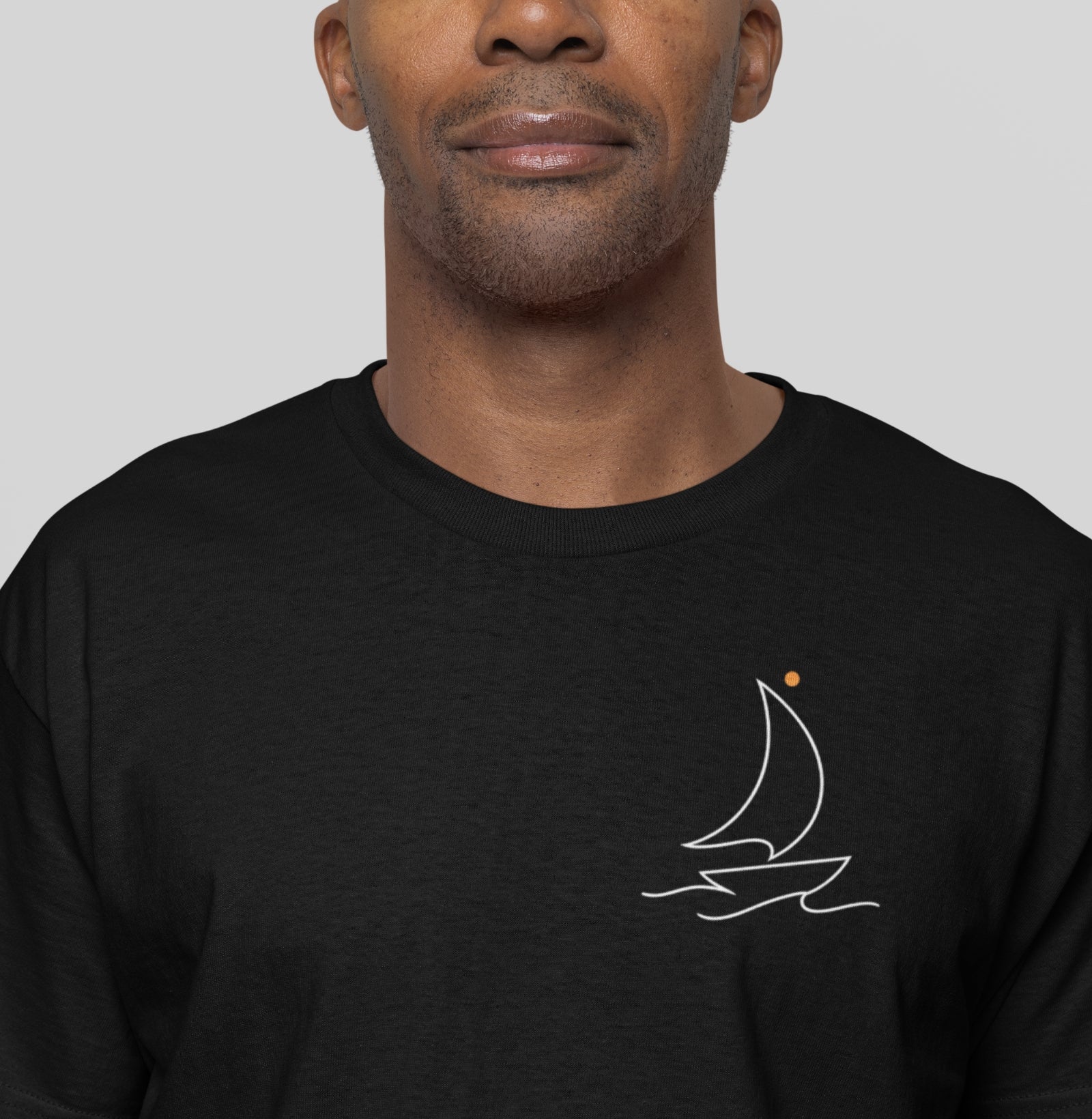 Camiseta preta Sea Ahead da Latitude23 com design minimalista de veleiro em traço contínuo branco e ponto dourado, símbolo do estilo náutico contemporâneo.