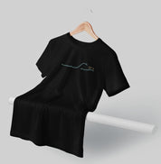 Camiseta preta Southwave da Latitude23 pendurada em cabide, com design 23°S em traço contínuo que simboliza o movimento das ondas e a essência náutica da marca.